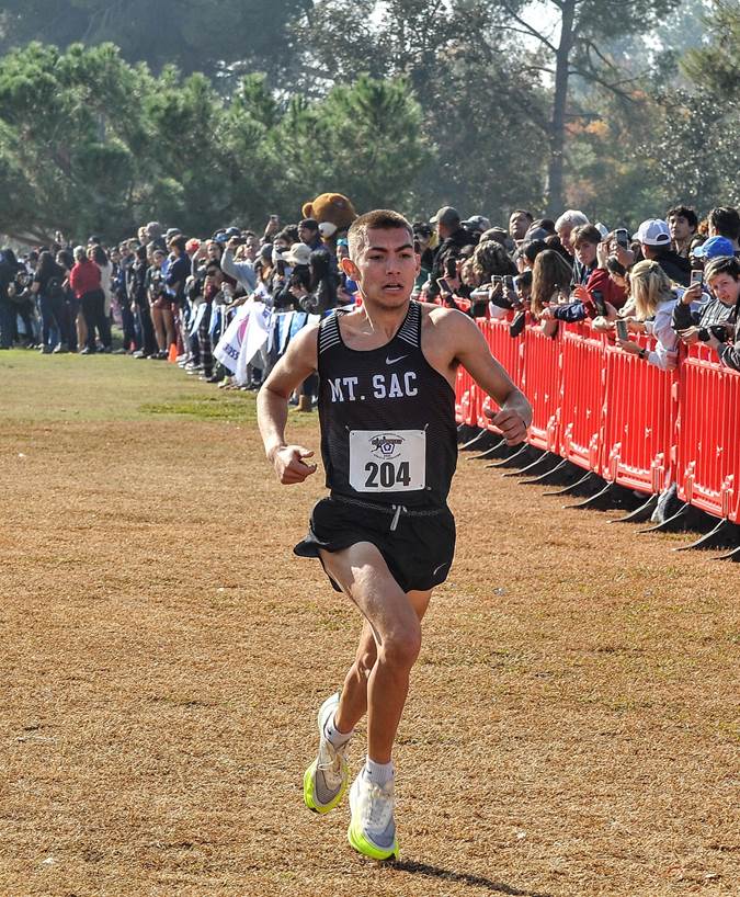Jesse Alvarado races the final 20 yards in his record-setting state championship win (photo by Dean Lofgren).